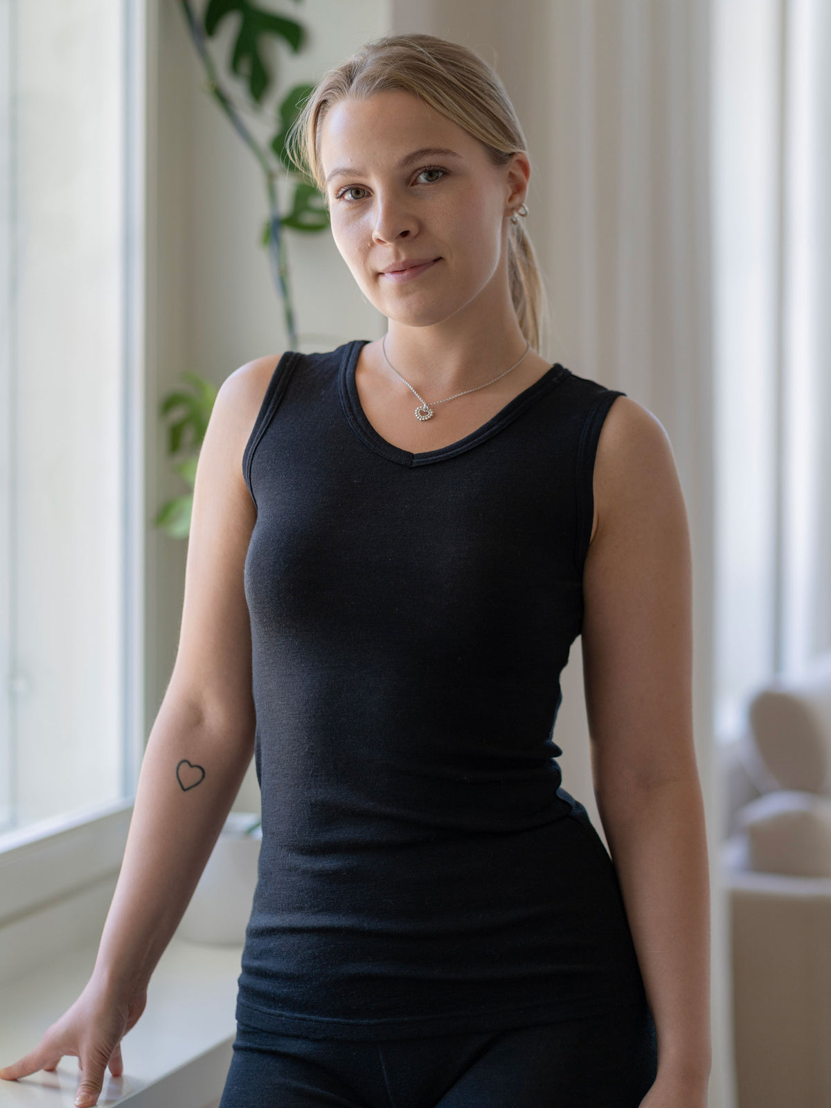 Naisten musta hihaton aluspaita silkkivillaa