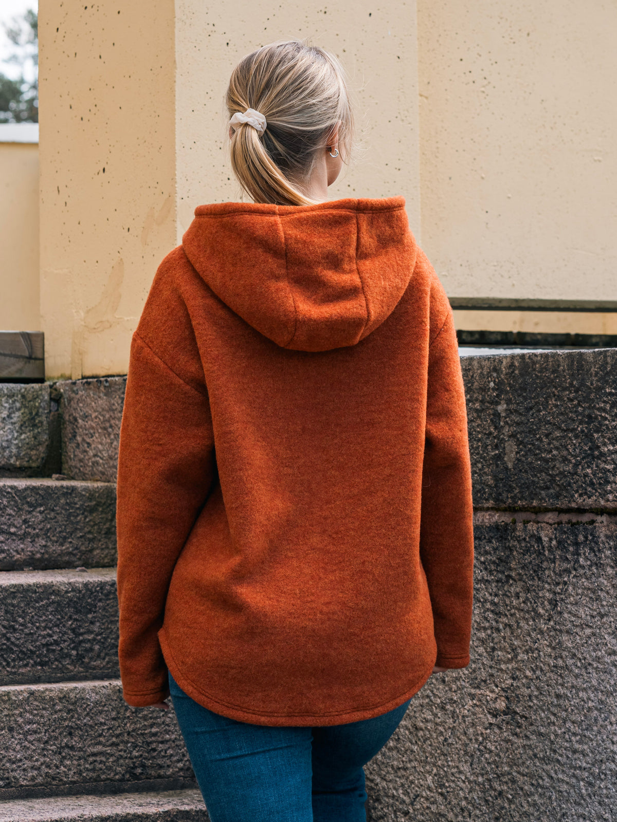 Ruskovilla villafleecehuppari, unisex, hilla, kuvattuna takaa