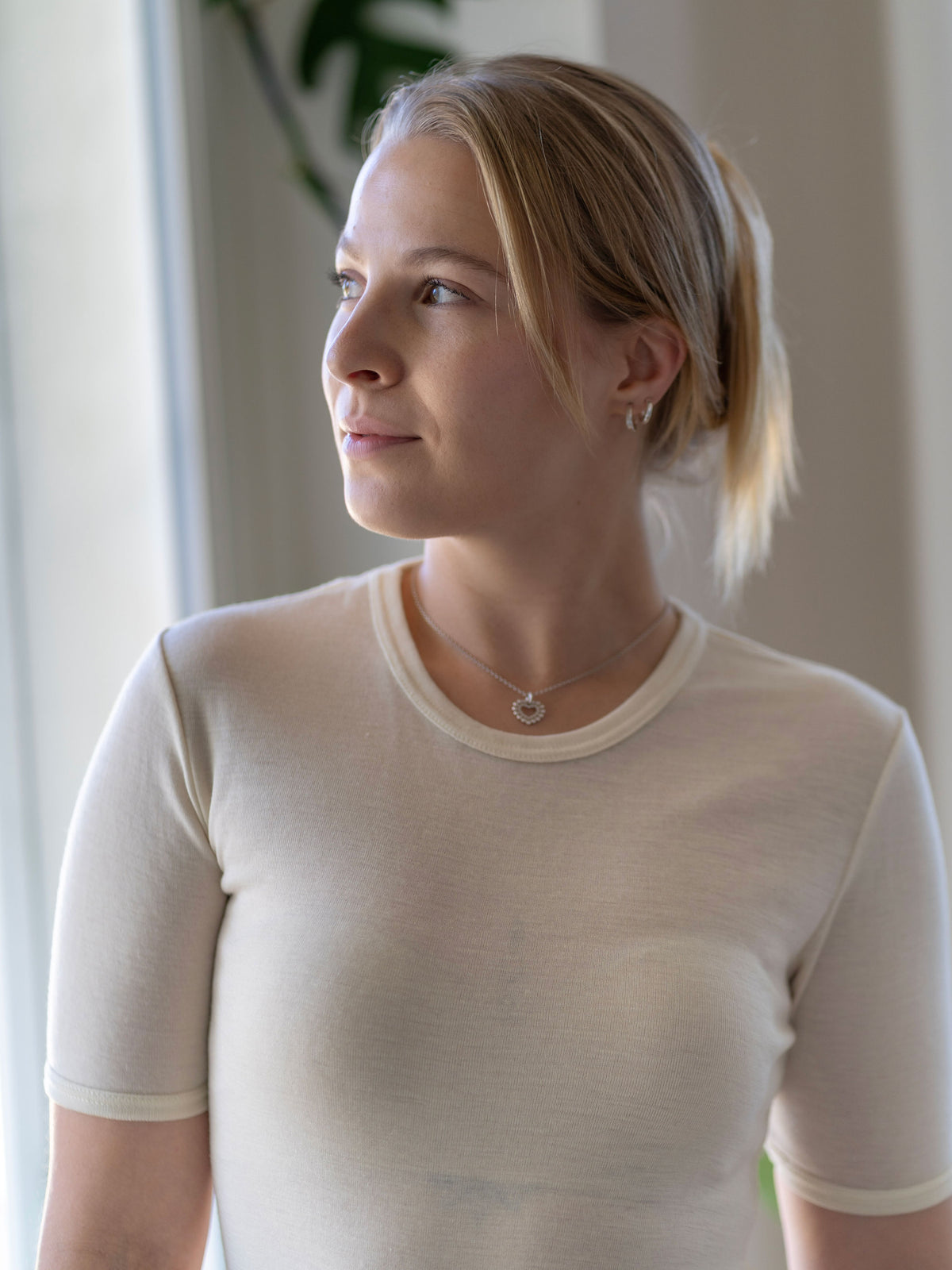 Silkkivilla T-paita, unisex, valkoinen - naisen päällä