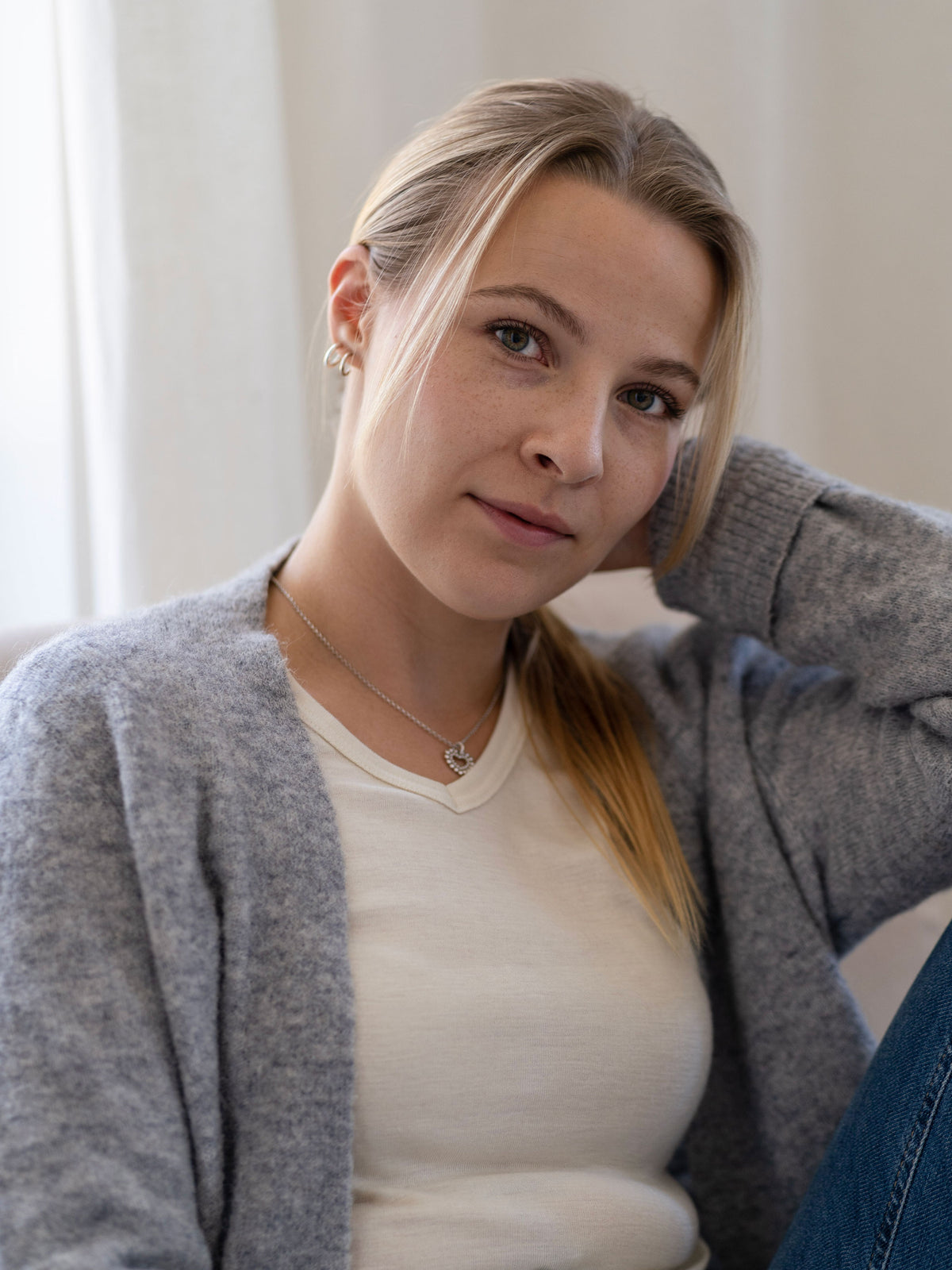 Yksityiskohta naisten valkoisesta silkkivillaisesta aluspaidasta