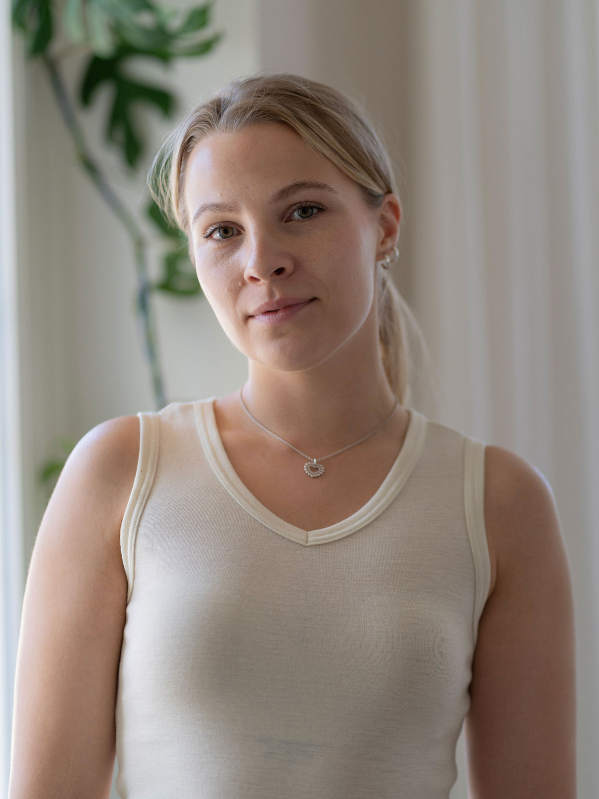 Yksityiskohta, naisten silkkivilla hihaton paita, valkoinen
