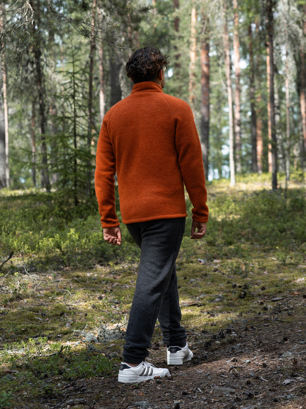Ruskovilla miesten villafleecetakki, hilla, ja villafleecehousut, antrasiitti, takaa päin kuvattuna